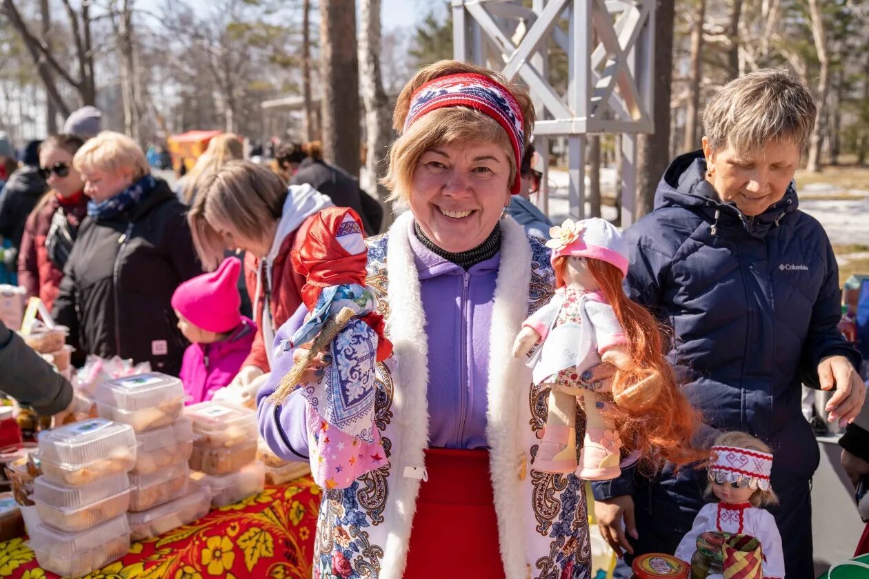 Всероссийский инклюзивный фестиваль #людикаклюди. Школьники на дворцовой. Игра герои камелота. Общественные праздники. Собери сотню.