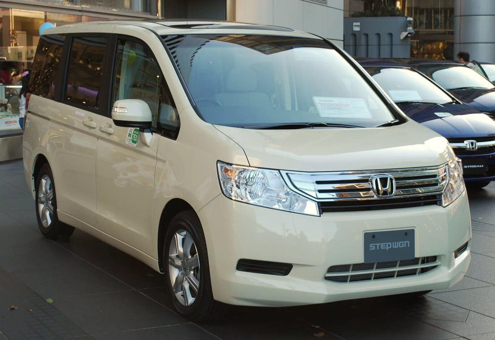 Honda stepwgn spada rf3. Степ вагон фото. Степ вагон фото. Honda stepwgn 2010. Honda stepwgn.