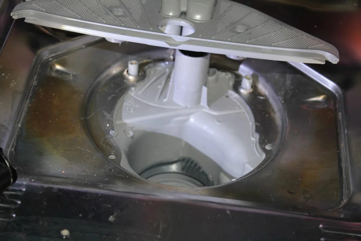 Не сливает посудомойка бош. Посудомоечная машина Сименс ошибка е09. Сливной фильтр посудомоечной машины Bosch. Крыльчатка в сливе посудомойки Bosch.