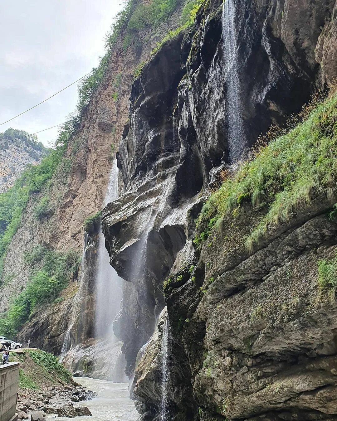 Чегемские водопады экскурсия из кисловодска. Чегемские водопады экскурсия. Верхнюю балкарию, на голубые озера и чегемские водопады. Чегемские водопады кисловодск. Чегемские водопады кисловодск.