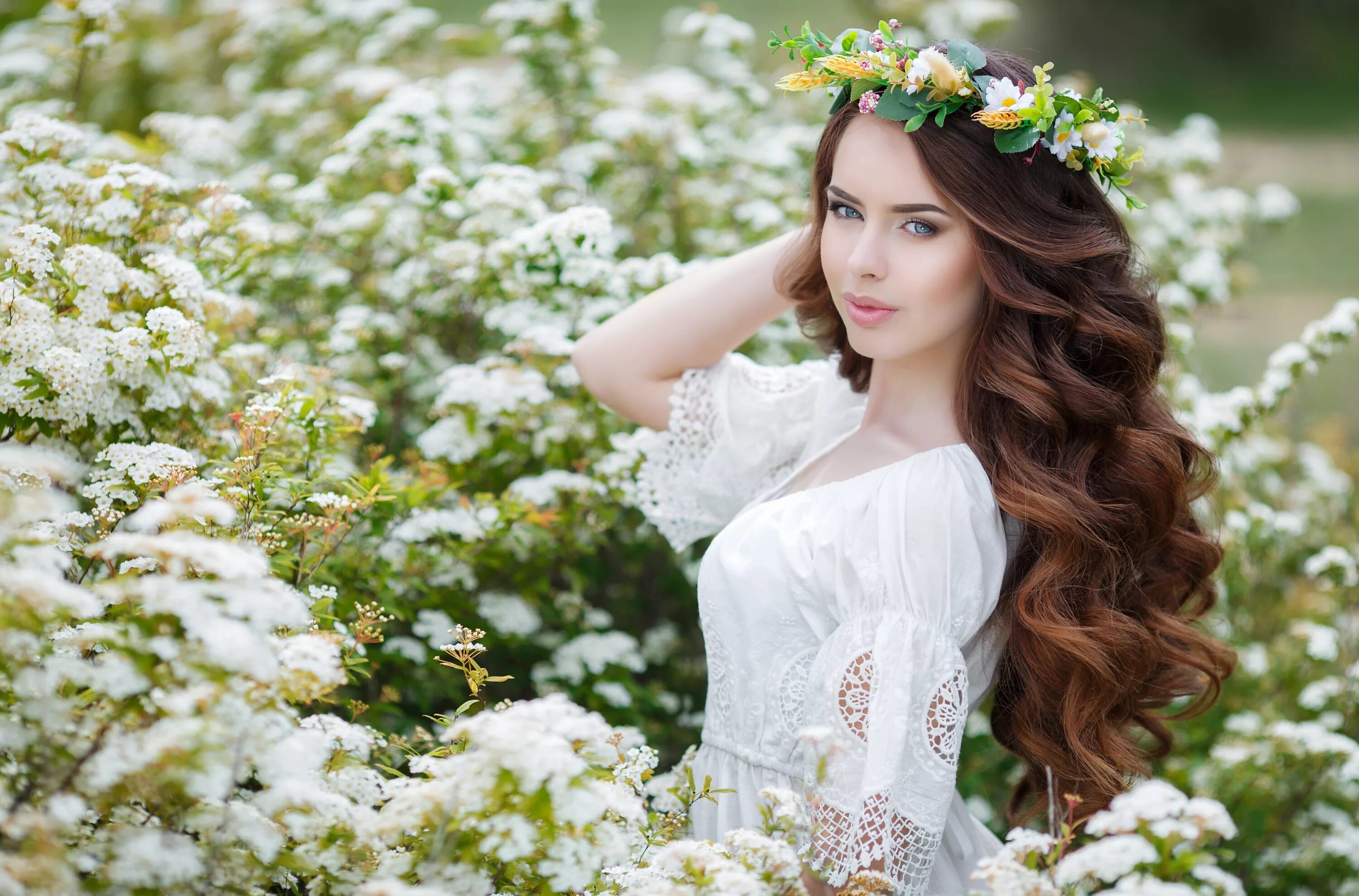 Spring women. Женщина с венком на голове. Фотосессия с цветами в волосах.