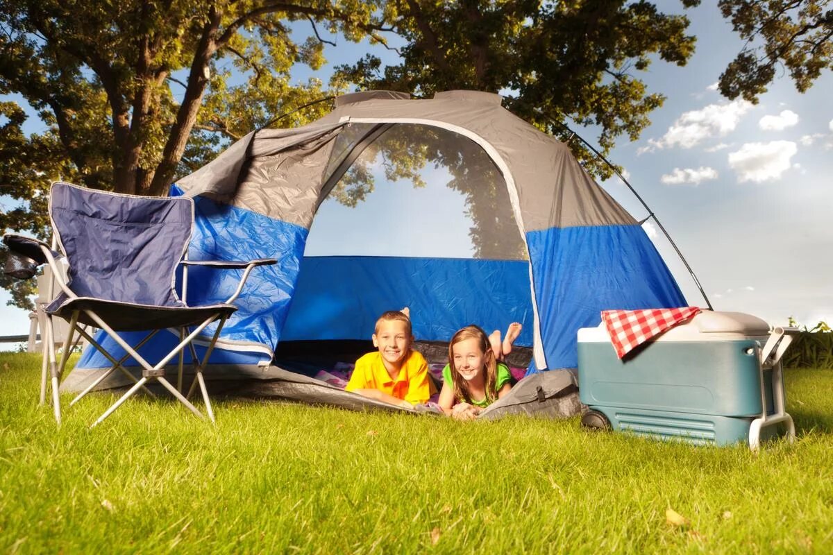 Camping is fun. Палатка fun Camp. Палатка на природе. Семья на природе с палаткой. Выезд на природу с палатками.