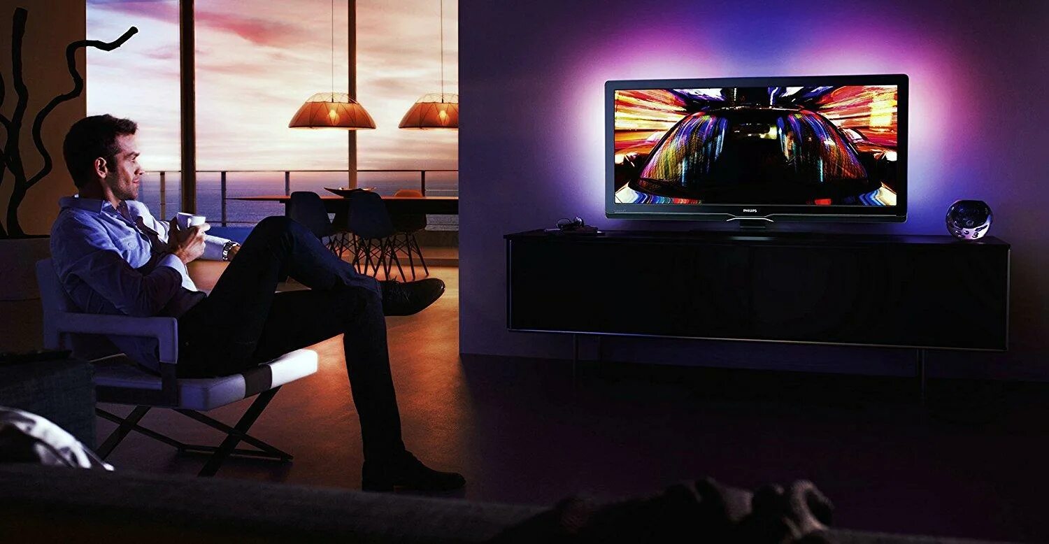 Слушать песню телевизор телевизор телевизор. Телевизор Philips Cinema 21 9 TV. Телевизор с фильмом. Вечер перед телевизором. Человек перед телевизором.