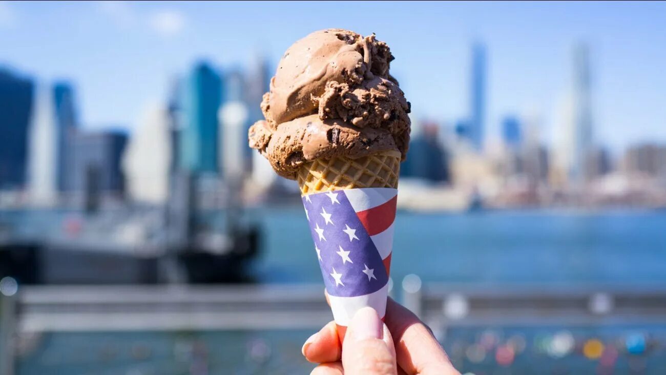 Включи видео мороженое. Американское мороженое. Мороженое в США. Американское мороженое в рожке. Мороженое Нью Йорк.