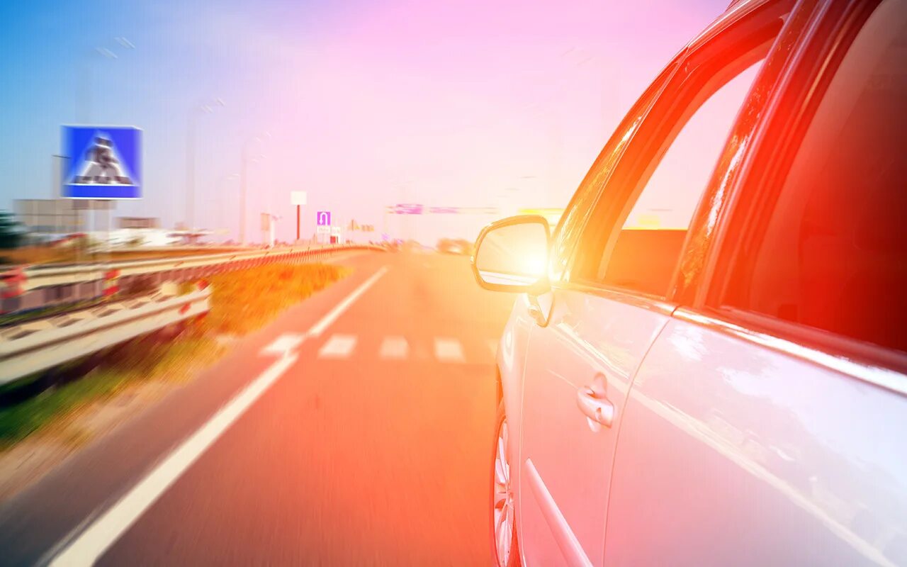 Автомобиль на солнце. Жара в машине. Жара в салоне автомобиля. Лето автомобиль. Авто на дороге в жару.