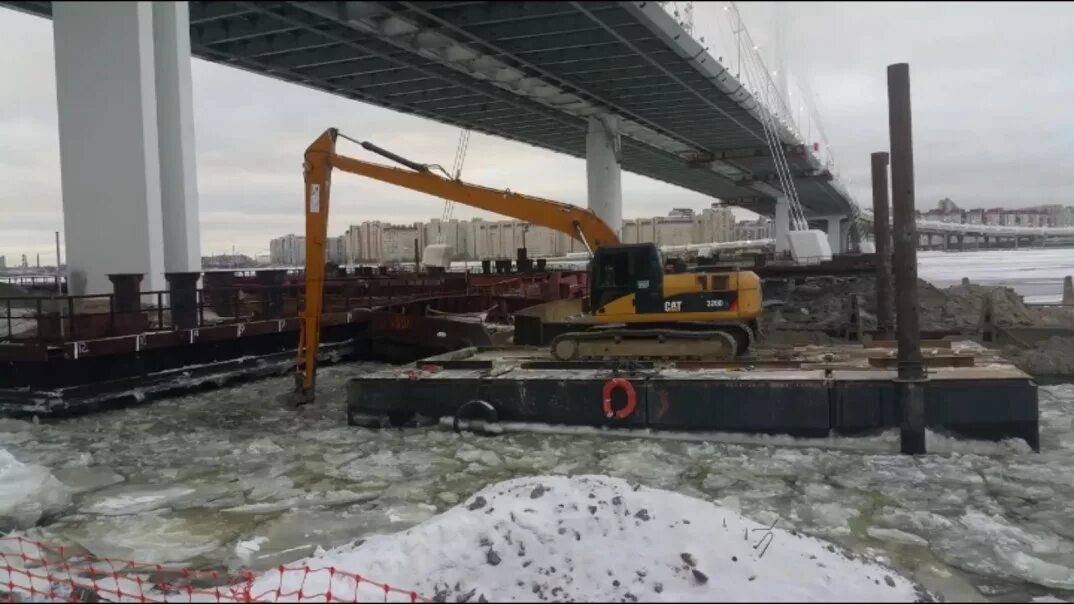 Понтон для экскаватора с закольными сваями. Экскаватор на понтоне. Заколы понтона. Дноуглубление экскаватором.