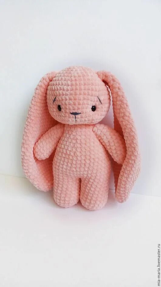 Большие уши зайца крючком. Вязаная игрушка заяц. Заяц амигуруми крючком. Плюшевый вязаный заяц. Вязаные игрушки зайка.