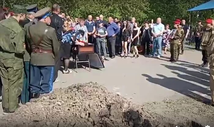 Человек спасает другого человека. Спасал ценой собственной жизни. Владимир тафинцев волгоград убили. Дмитрий новосёлов спас детей. Добрые поступки людей.