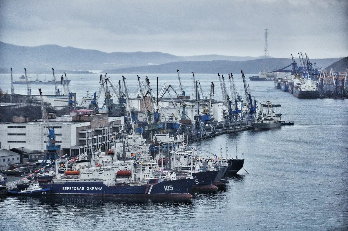 Vladivostok port. Рыбный порт Владивосток. Владивостокский морской рыбный порт г Владивосток. Fish порт Владивосток. Рыболовецкий порт Владивостока.