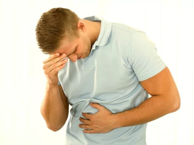 Болит живот. Тошнота и рвота. Боли в животе. Девушка держится за живот. Что делать если дискомфорт.