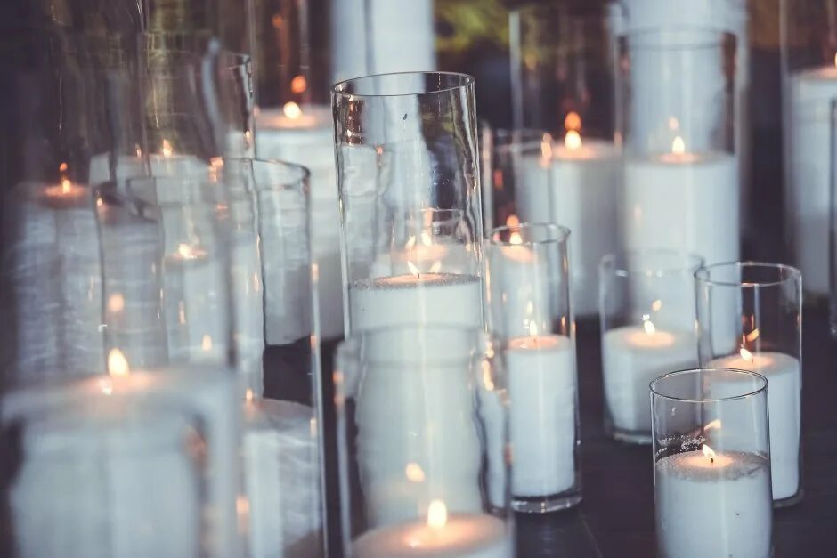 свечи религия. тонкие свечи с травами. насыпные свечи в колбах. свичи. сухая свечка.