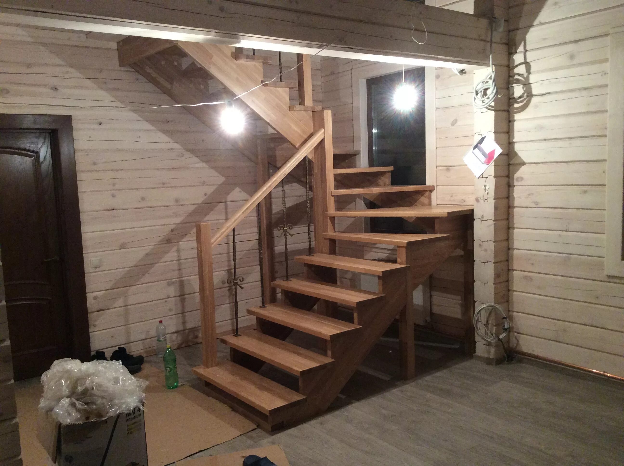 Лестница на второй 180 градусов. П образные лестницы. П образная лестница. Поворотная лестница в деревянном доме. Лестницы из дерева п образные.