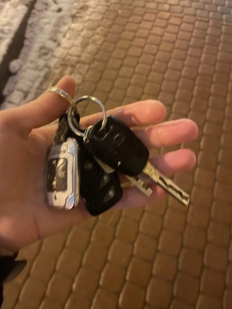 Ключи от машина ниссан альмера 2017. Ключ хонда жало. Найдены ключи от автомобиля. Найден ключ от автомобиля санкт петербург. Ключи от машины тольятти.