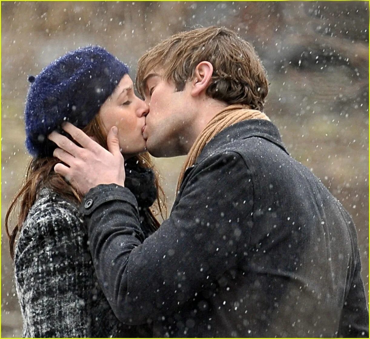 Первая романтика. Романтический поцелуй. Красивый поцелуй. Романтичный поцелуй. Поцелуй любви.