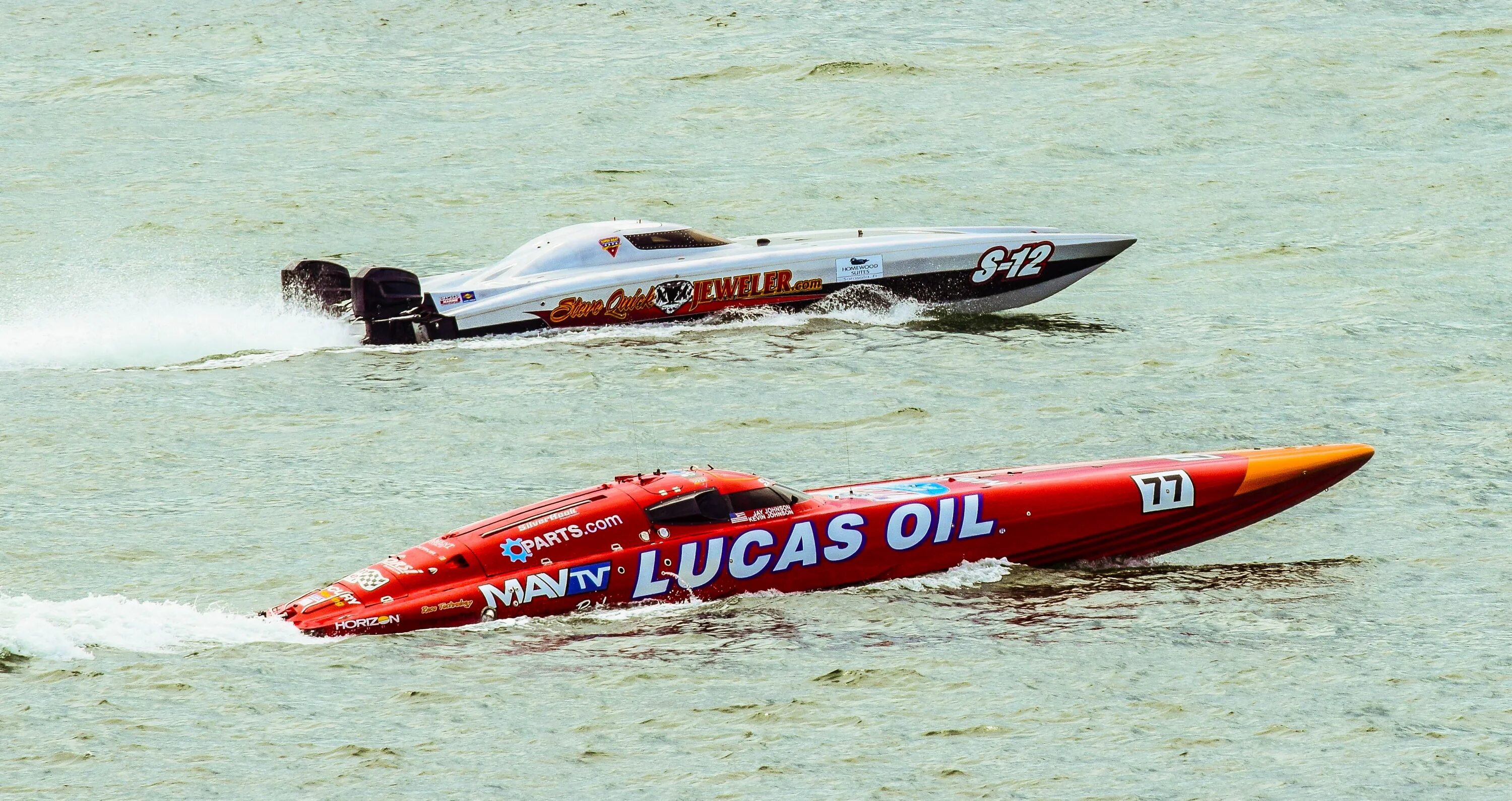 Sea racing. Гонки морских катеров. Гонки на воде. Лодка для гонок по воде. Музыкальный катер гоняет по морю.