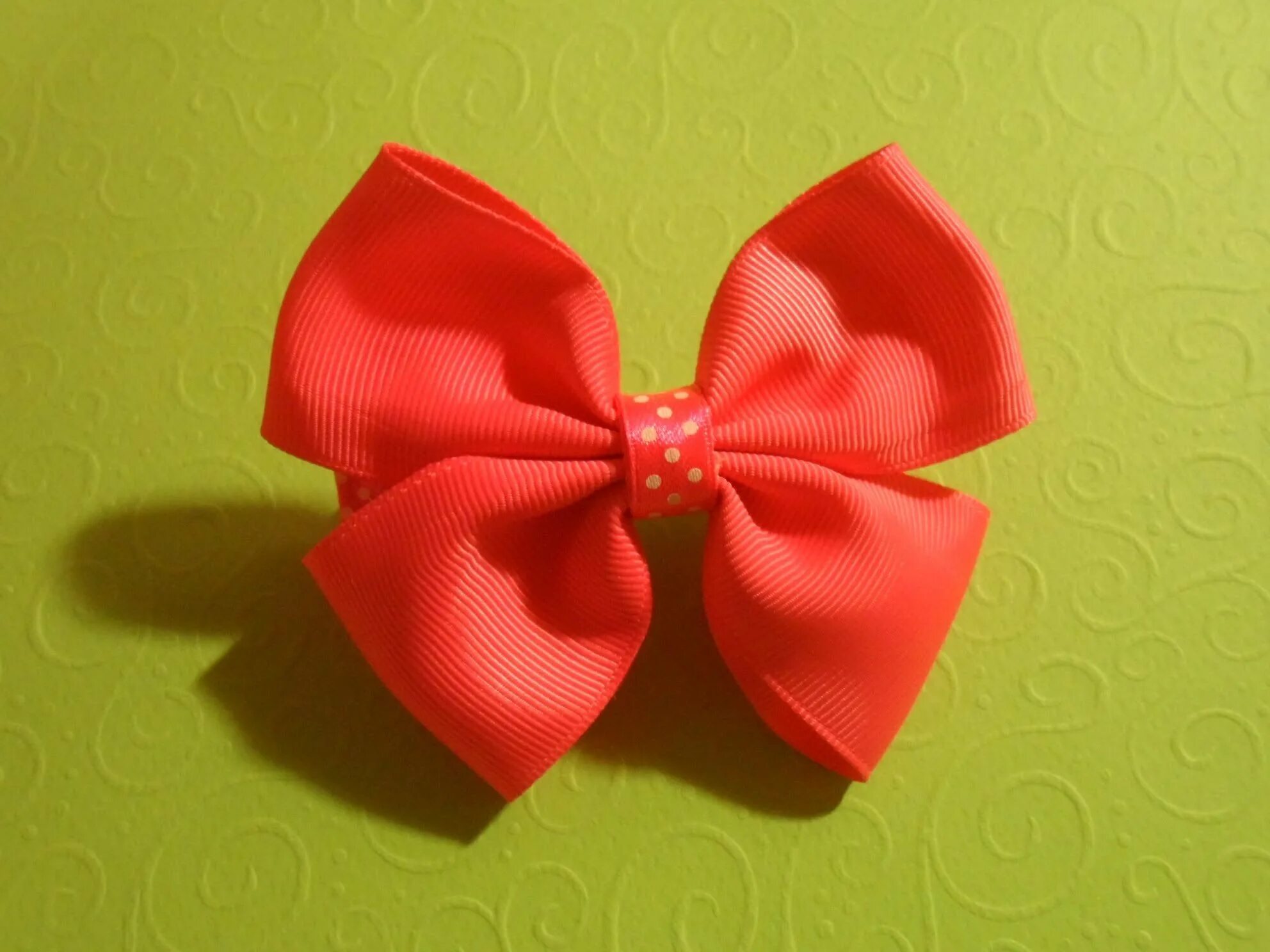 разноцветные бантики. заколки и банты. девушка с бантиком. заколка бантик. покажи фотку бантика.