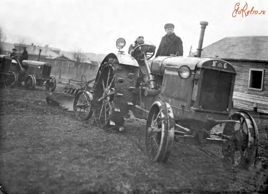 Создание первой в ссср женской тракторной. Трактор ХТЗ 1930. Трактор ХТЗ 1935. Трактор колхоз 1945. Колхоз 1930 коллективизация.