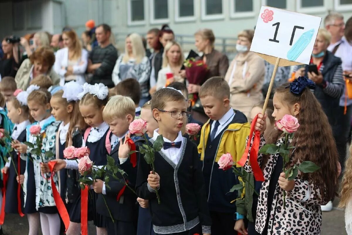 18 в школа 15 лет. Школа первый класс. 1 Сентября линейка в школе. Школа первоклассника. 1 Сентября школа 1 класс.