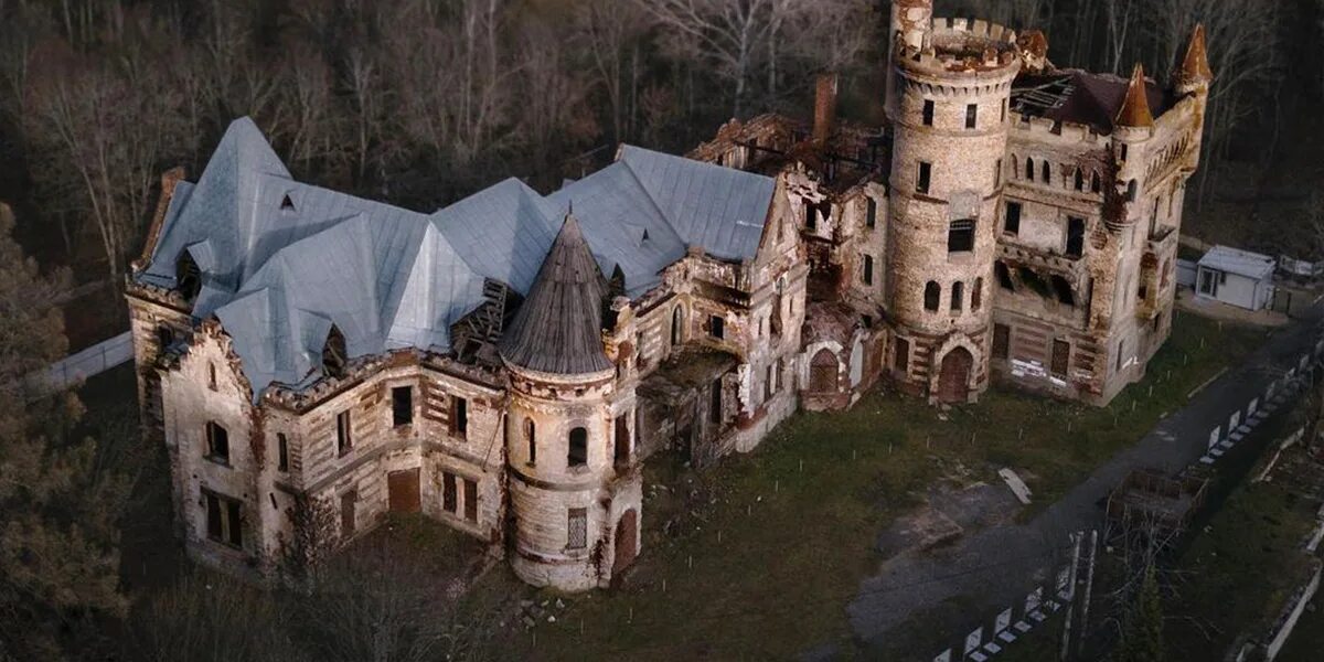 Заброшенный замок в муромцеве. Усадьба Храповицкого Церковь. Заброшенная усадьба Храповицкого. Готическая усадьба Храповицкого 2020. Замок Храповицкого в Муромцево.