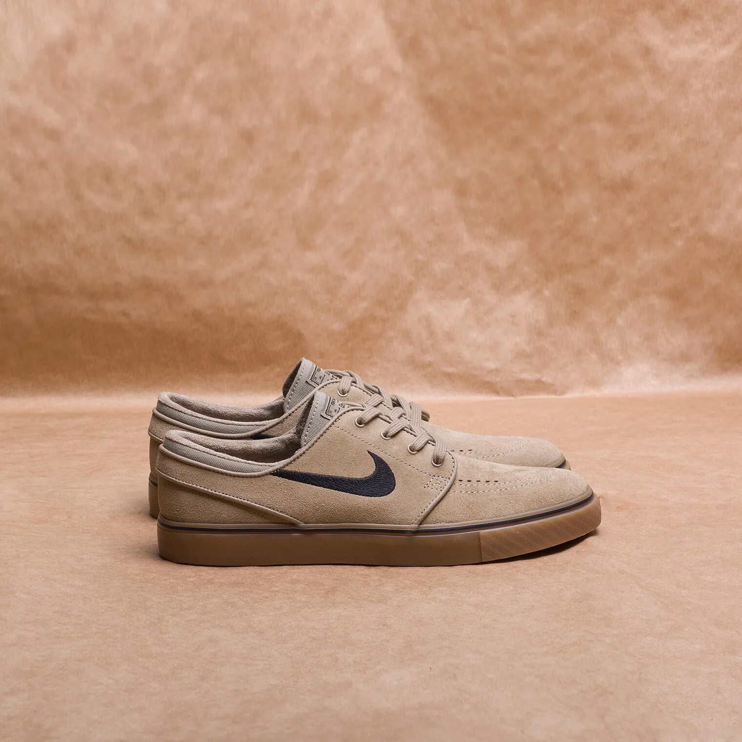 Nike Janoski бежевые. Nike SB бежевые. Кеды Nike SB замшевые бежевые. Nike SB замшевые бежевые.