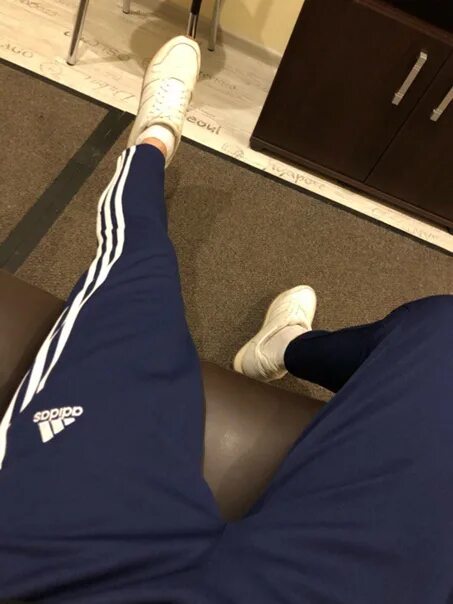 Парни в спортивках. Спортивные штаны для худых парней. Легинсы в спортзале. Брюки baggy pants. Мужчина в спортивных штанах.