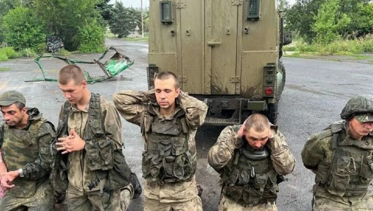 Хохлы взяли в плен. Российский солдат. Украинские военнослужащие. Русские военные в плену на Украине.