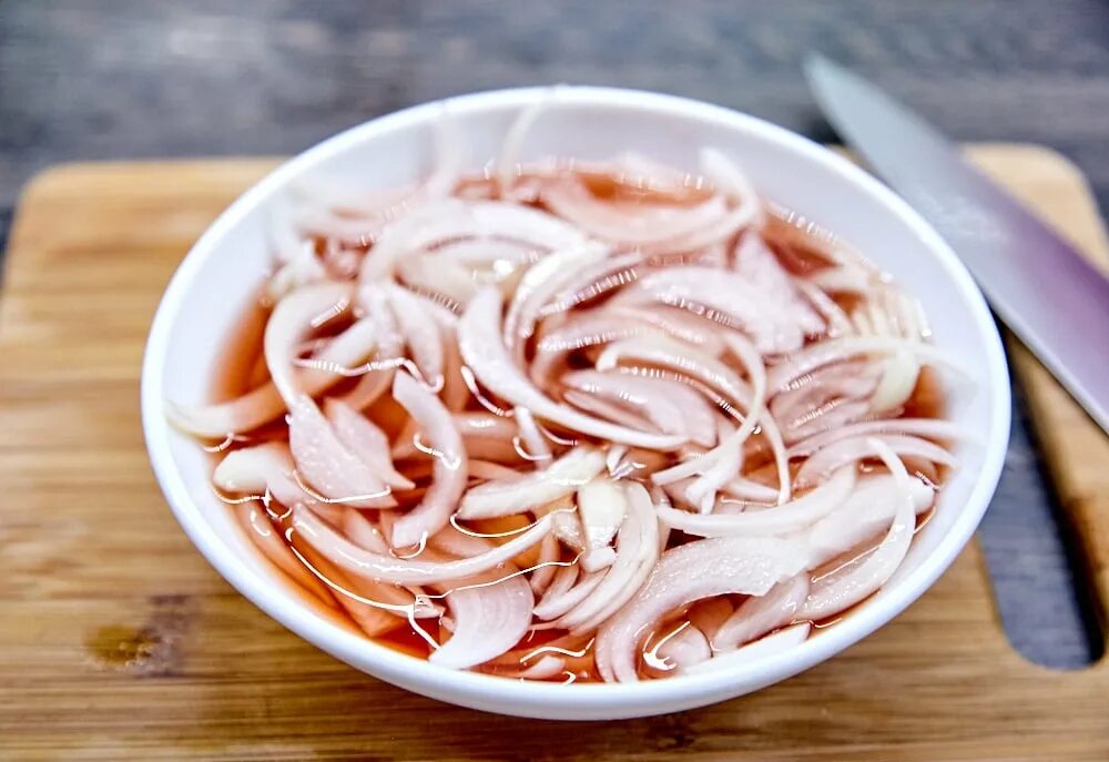 Мариновать лук в уксусе быстрый рецепт как. Лук репчатый маринованный. лук в маринаде. лук в уксусе. маринованный лук к шашлыку.