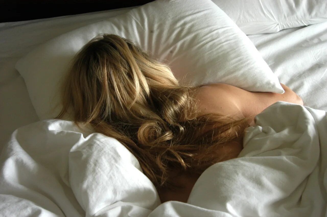Sleeping hairy. Красивые девушки в постели. Красивые спящие девушки.