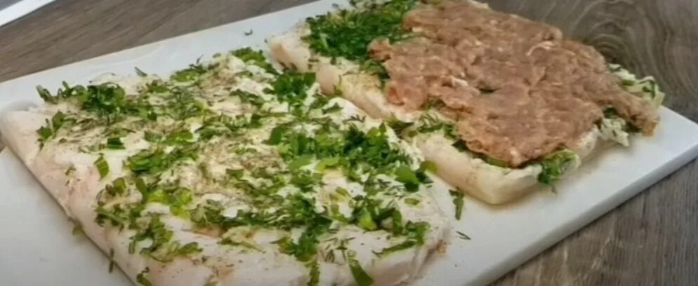 Соленое сало в фарш. Закуска из тонкого сала с фаршем. фарш из сала. закуска сало фарш морковка.