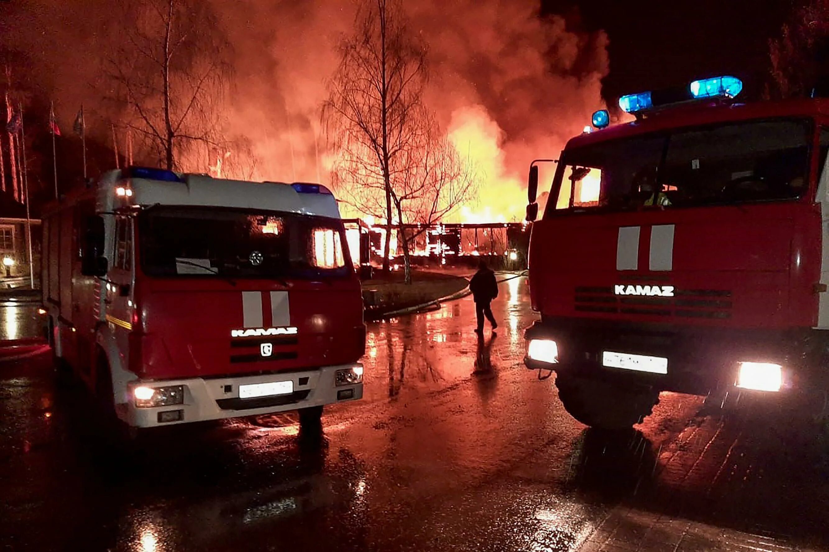 Гостиница россия пожар. Москоу Кантри клаб пожар. Пожар в отеле. Пожар в гостинице Москва. Пожар в Нахабино.