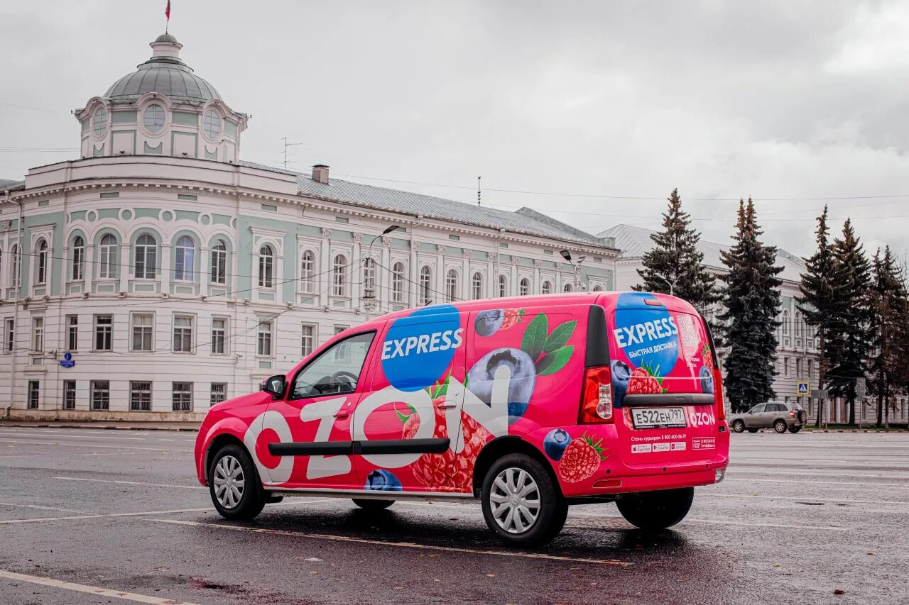 Озон заказать автомобиль. Брендированный автомобиль. Брендирование автомобиля Озон. Озон экспресс машина. Брендирование машины.