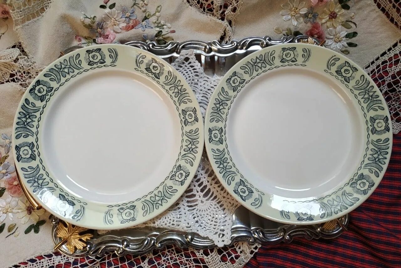 Сервиз богдановичский фарфоровый завод ссср. Посуда советских столовых. Посуда советских столовых. Столовый сервиз сирень дулево. Посуда советских столовых.