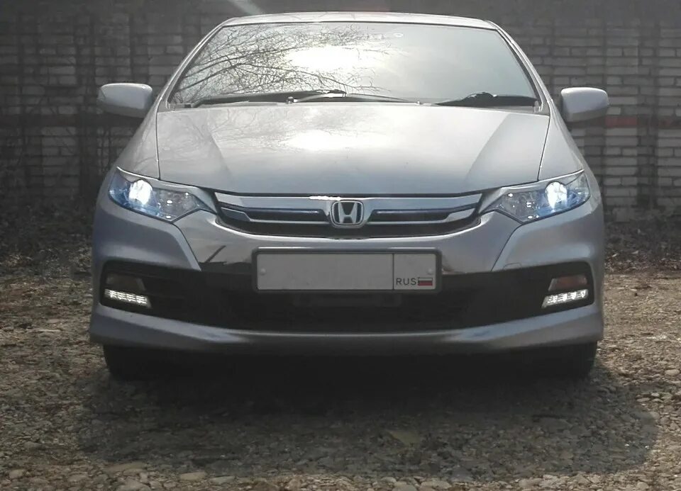 Бампер инсайт. Ходовые огни Хонда Инсайт. ДХО Хонда Инсайт. Honda Insight 2009 ПТФ. Дневные ходовые огни Honda Insight.