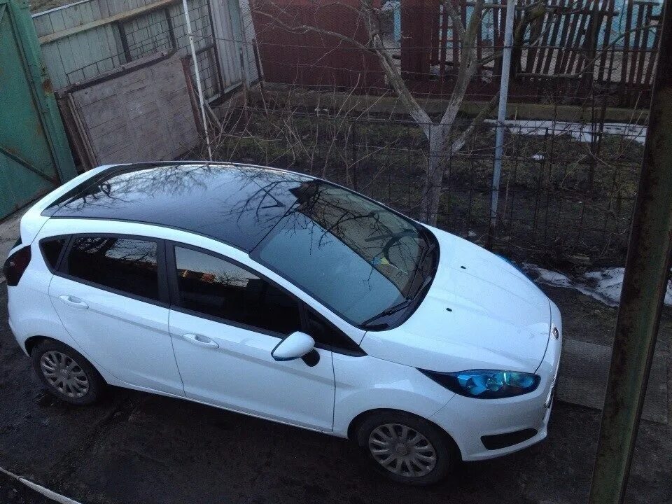 Автобокс на крышу форд фиеста седан. Велобагажник на крышу форд фиеста mk5. Ford fiesta mk6 с багажником. Крыша форд фиеста. Багажник на крышу ford fiesta 2015.
