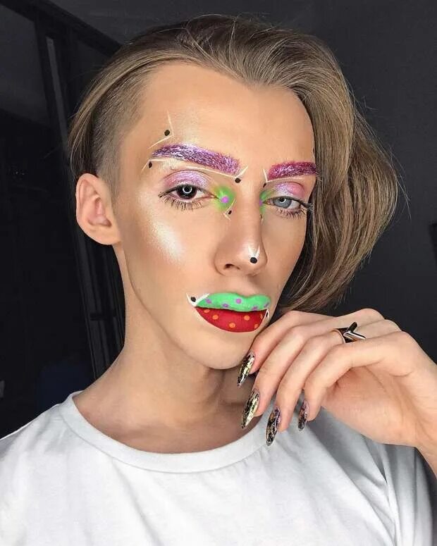 Мейк ап спид ап. Геометрический грим. Яркий креативный макияж. Девушка с макияжем. Макияж в футуристическом стиле.