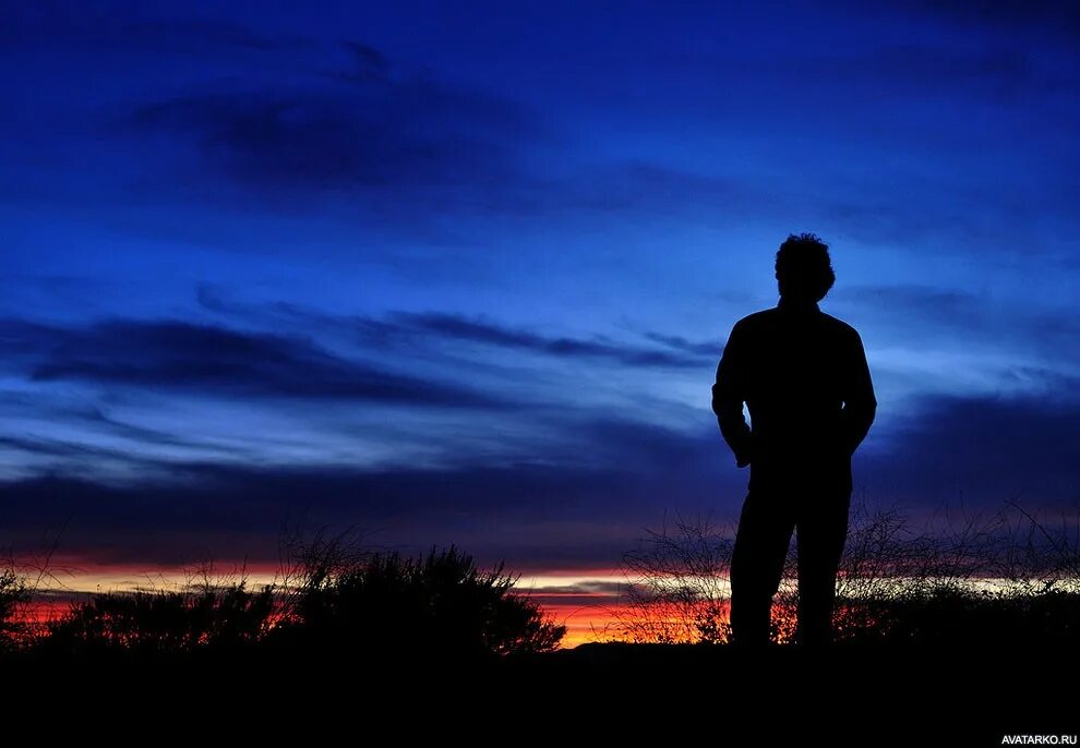 Мужской силуэт на фоне. Мужчина со спины. Размытый силуэт мужчины. Одинокий парень на закате. Мужской силуэт со спины.