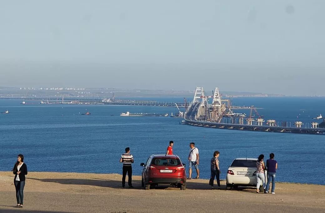 Смотровая в Керчи на Крымский мост. Керчь смотровая площадка. Смотровая площадка Крымский мост. Керчь лавочка Крымский мост. Крымский мост смотровые площадки