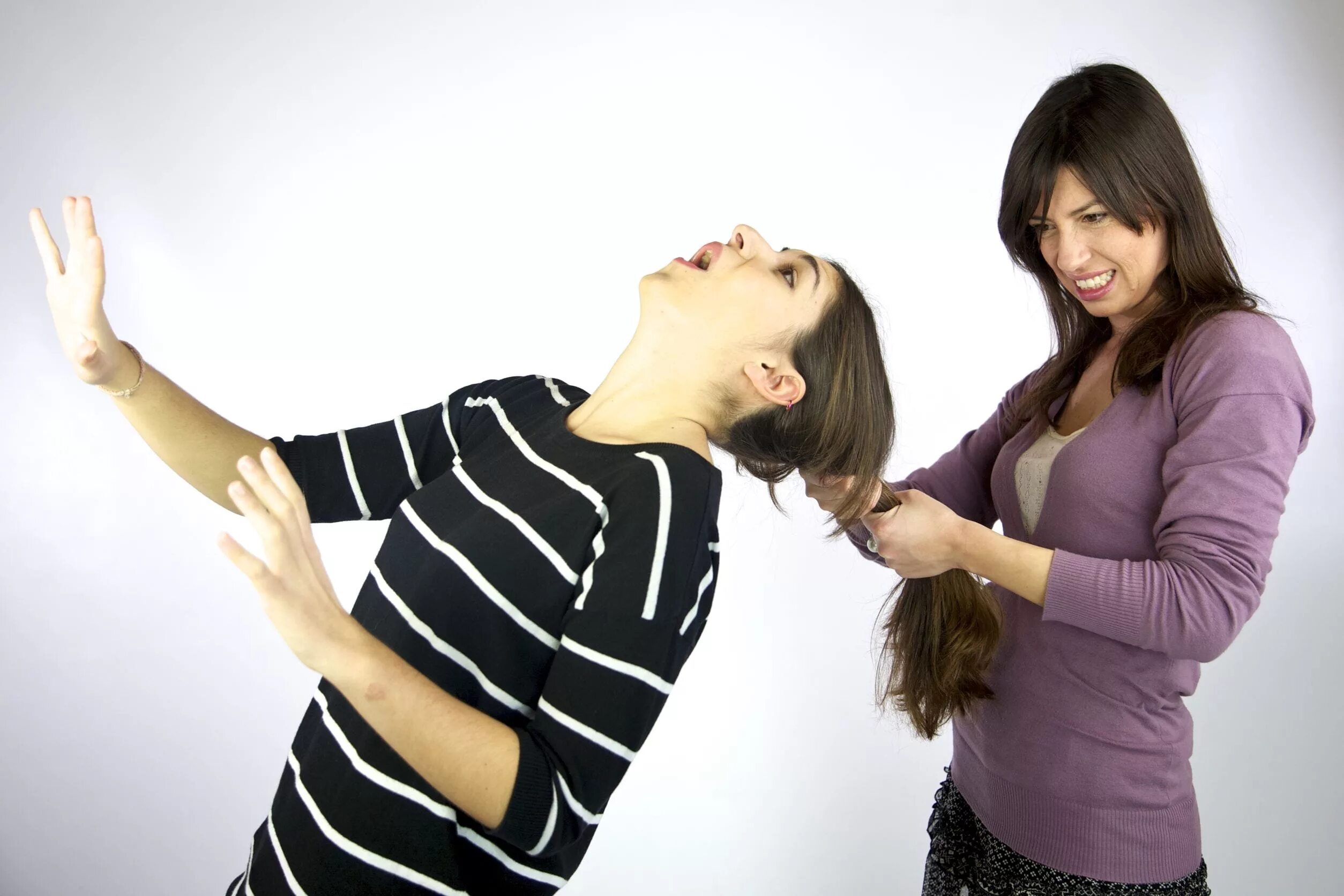 дергать за волосы. сзади за волосы девушку. за волосы девушку. девушку дергают за волосы. держит девушку за воло ы.