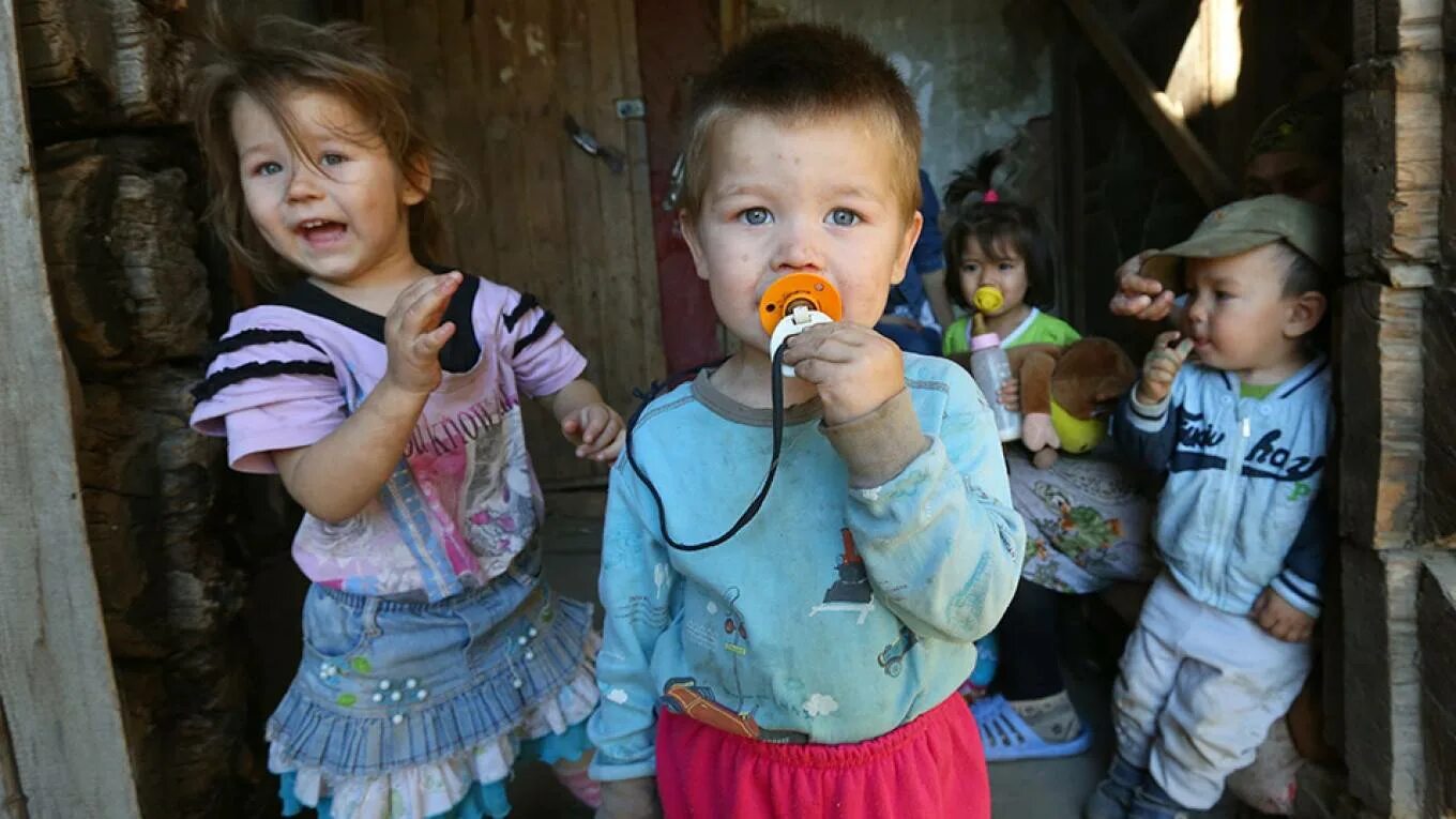 Дети поют на улице. Ребенка бедные русский. В городе жили малыши. В городе жили малыши. Нищие дети в россии.
