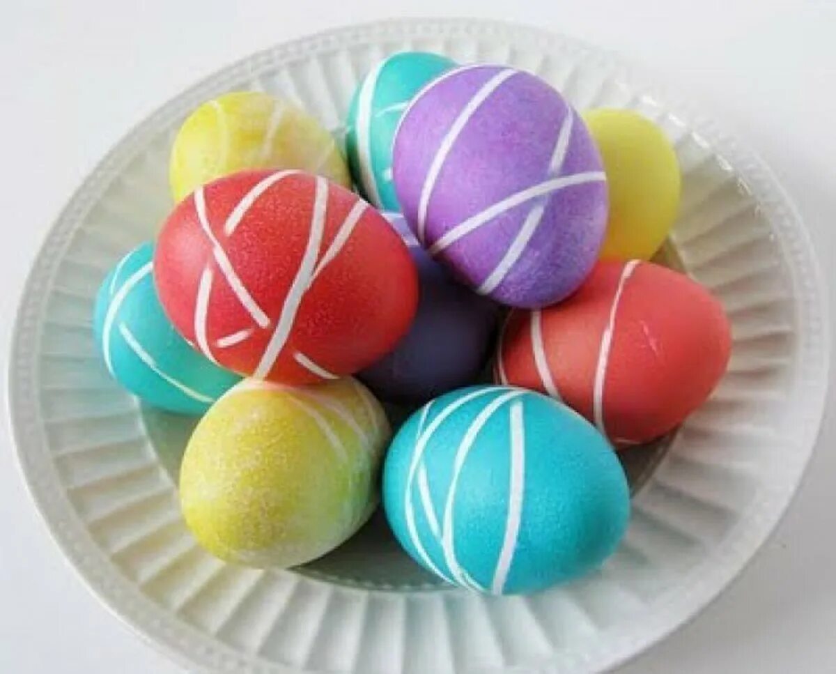 Покраска яиц на Пасху. Необычное окрашивание яиц. Крашеные яйца на Пасху. Оригинальное украшение пасхальных яиц.