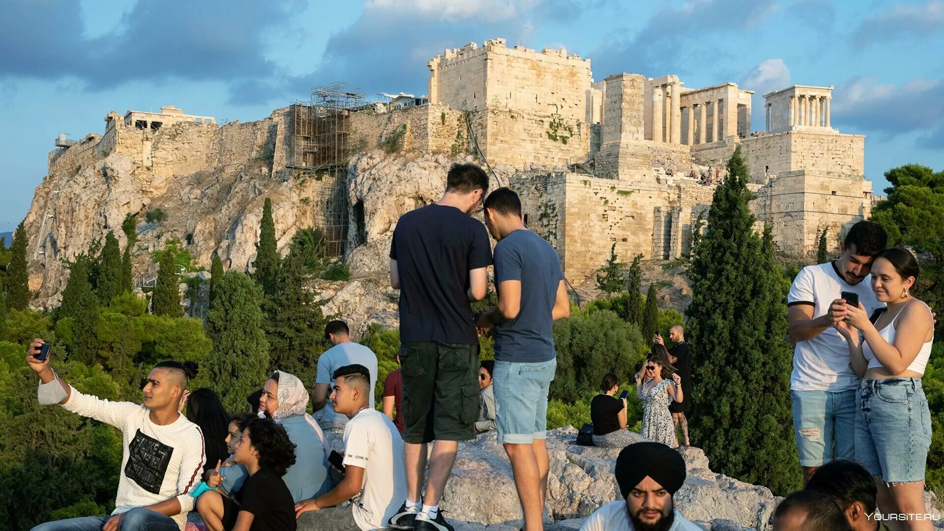 Афины туристы. Греция туризм. Жители Греции. Международный туризм в Греции. Человек живущий в греции