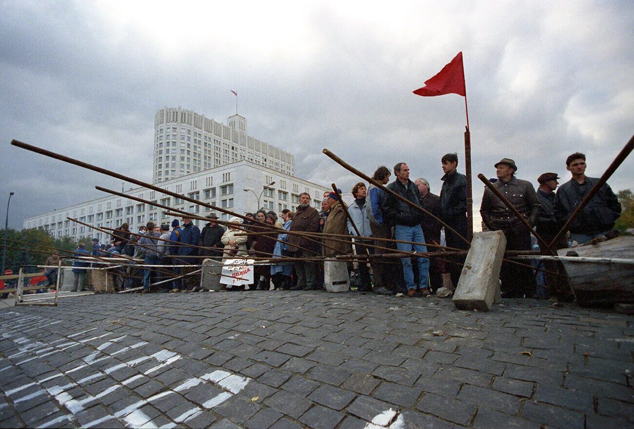 События 3 4 октября 1993. Баррикады в Москве 1993. 1993 Год Москва баррикады. Баррикады в Москве 1993 путч. Белый дом Москва октябрь 1993 баррикады.