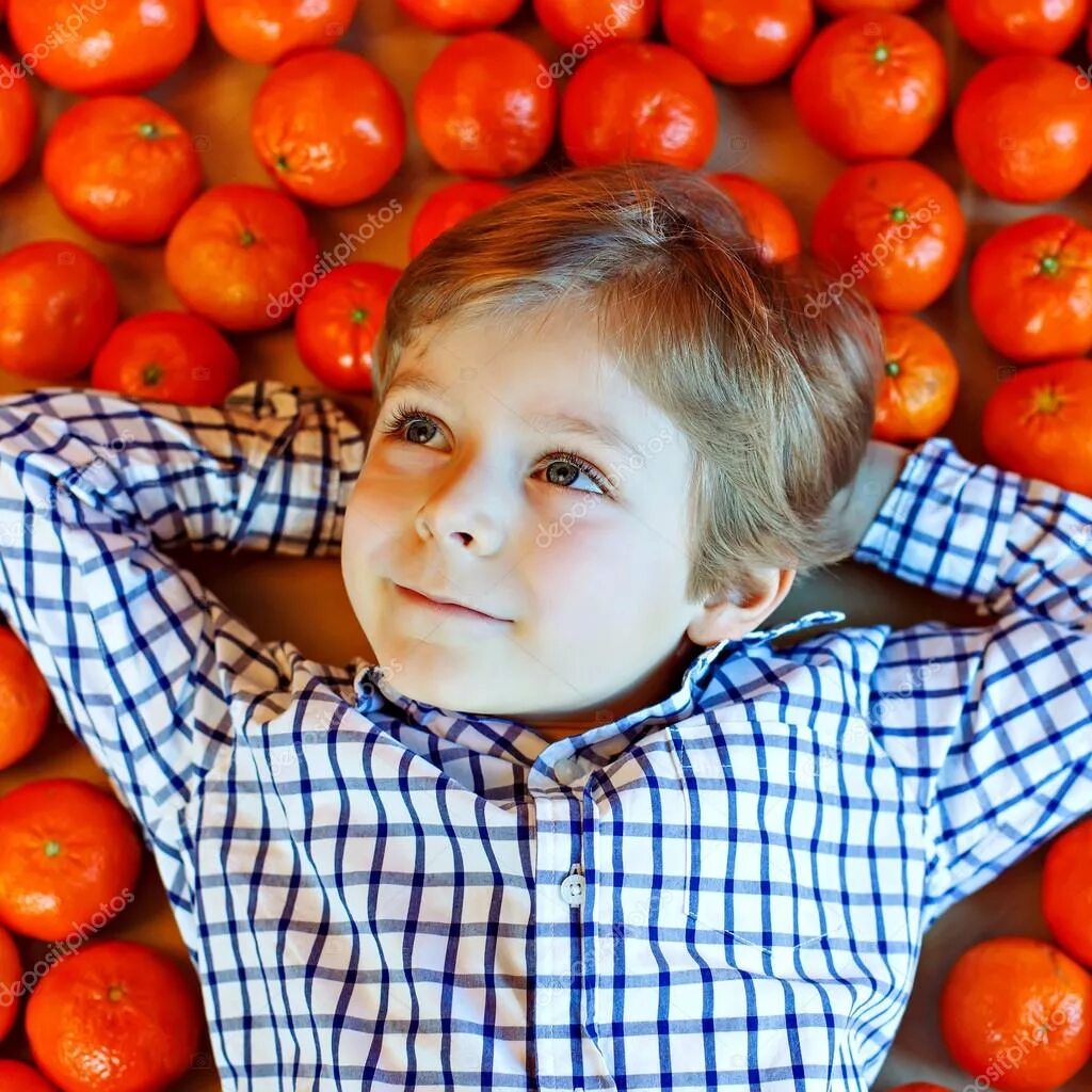 Мандарин ребенку с какого. Апельсин для детей. Мальчик с апельсином. Мальчик с мандаринами. Девочка с мандаринами.