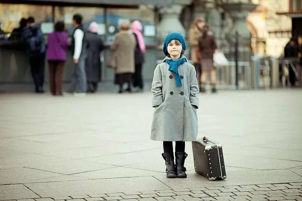 Люди потерявшие детей. Ребенок один в городе. Ребенок потерялся. Ребенок один в городе в толпе. Ребенок один на улице.