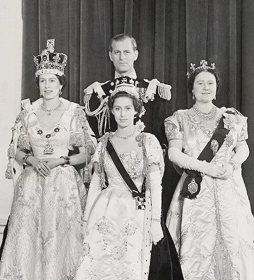 Pin by Lisa Soles on The Royals Queen's coronation, Coronation gown, Elizabeth i