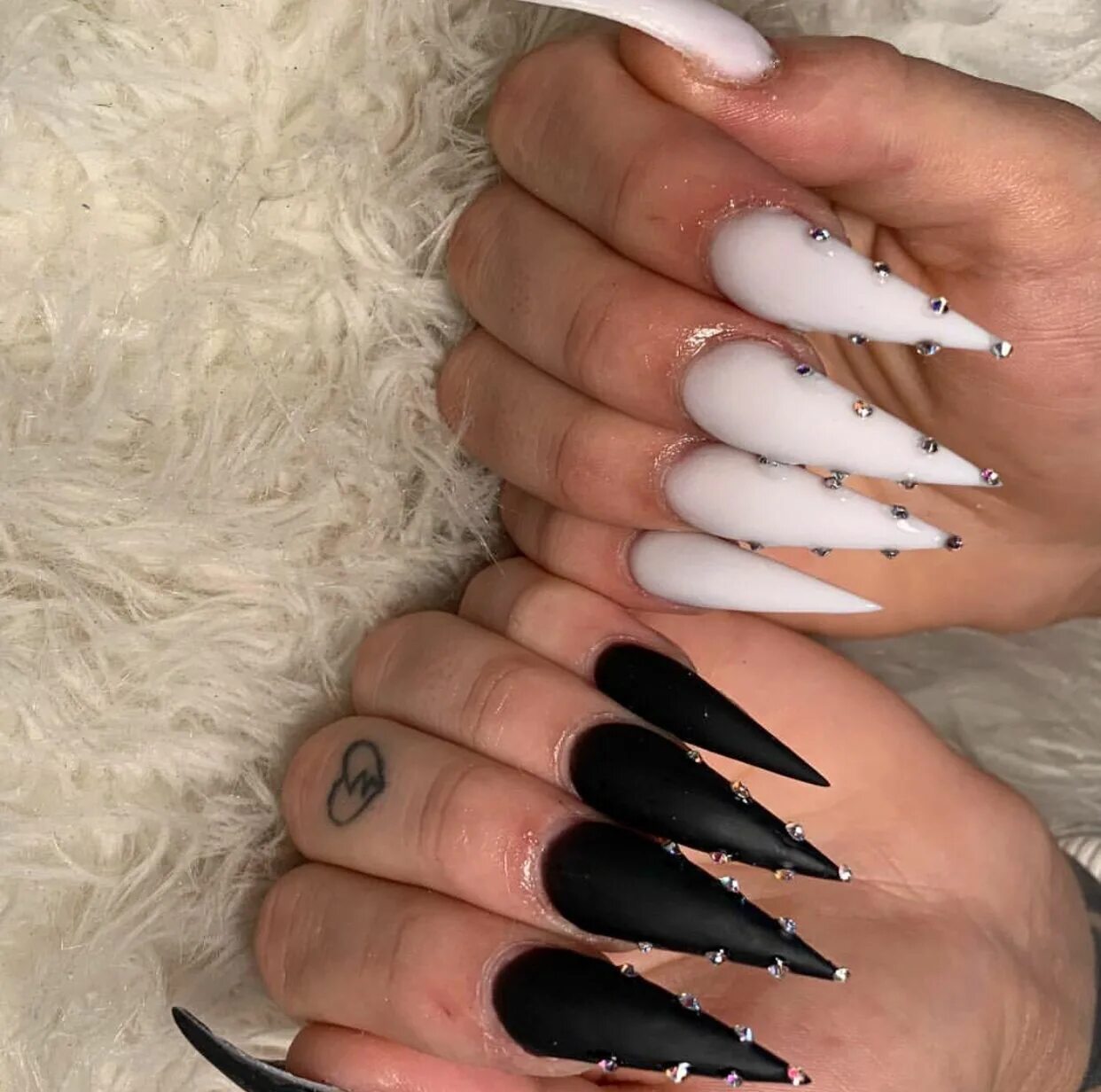 Наращивание ногтей острые френч стилет. Необычный маникюр на длинные острые ногти. Длинные ногти стилеты. Длинные ногти стилеты. Стилеты темные.