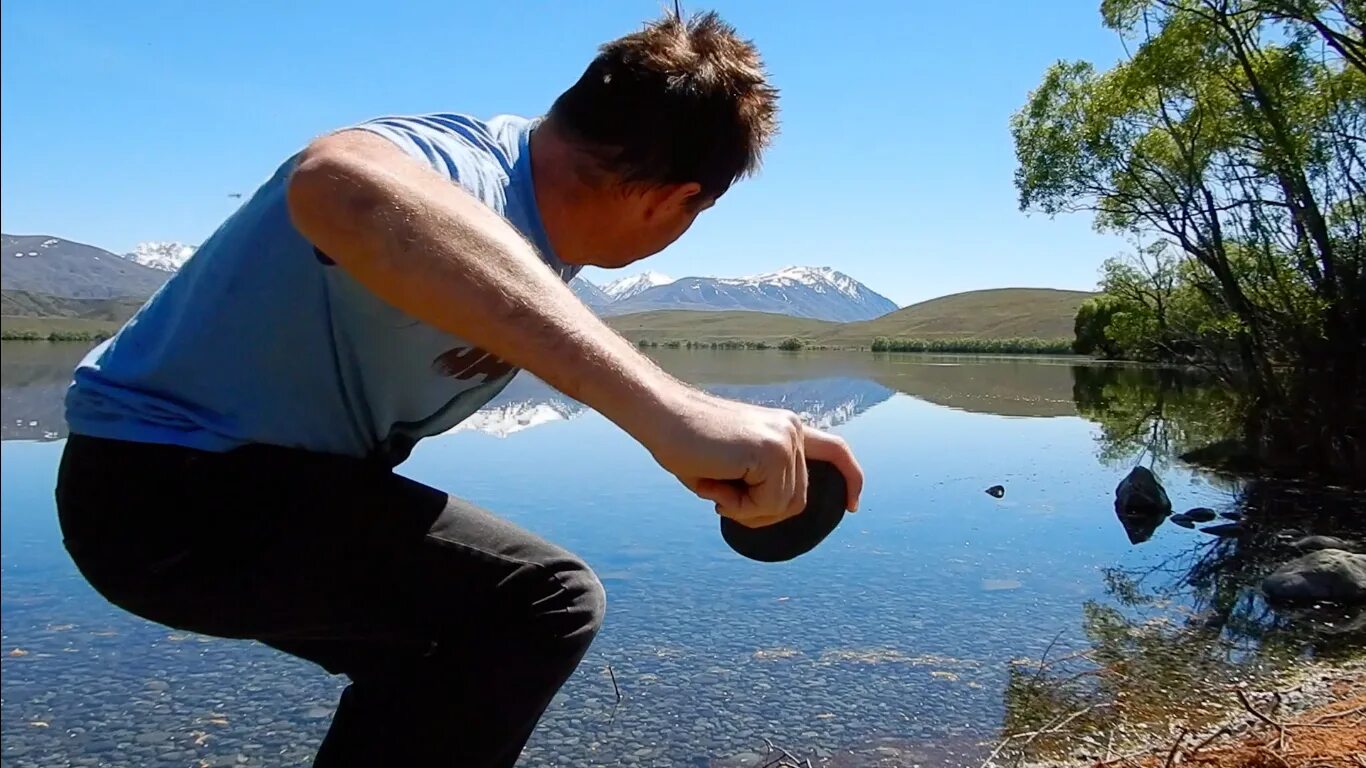 Skipping stones. Стоунскиппинг. Кидает камень. Мальчик кидает камень в воду. Мировой рекорд по киданию камней в воду.