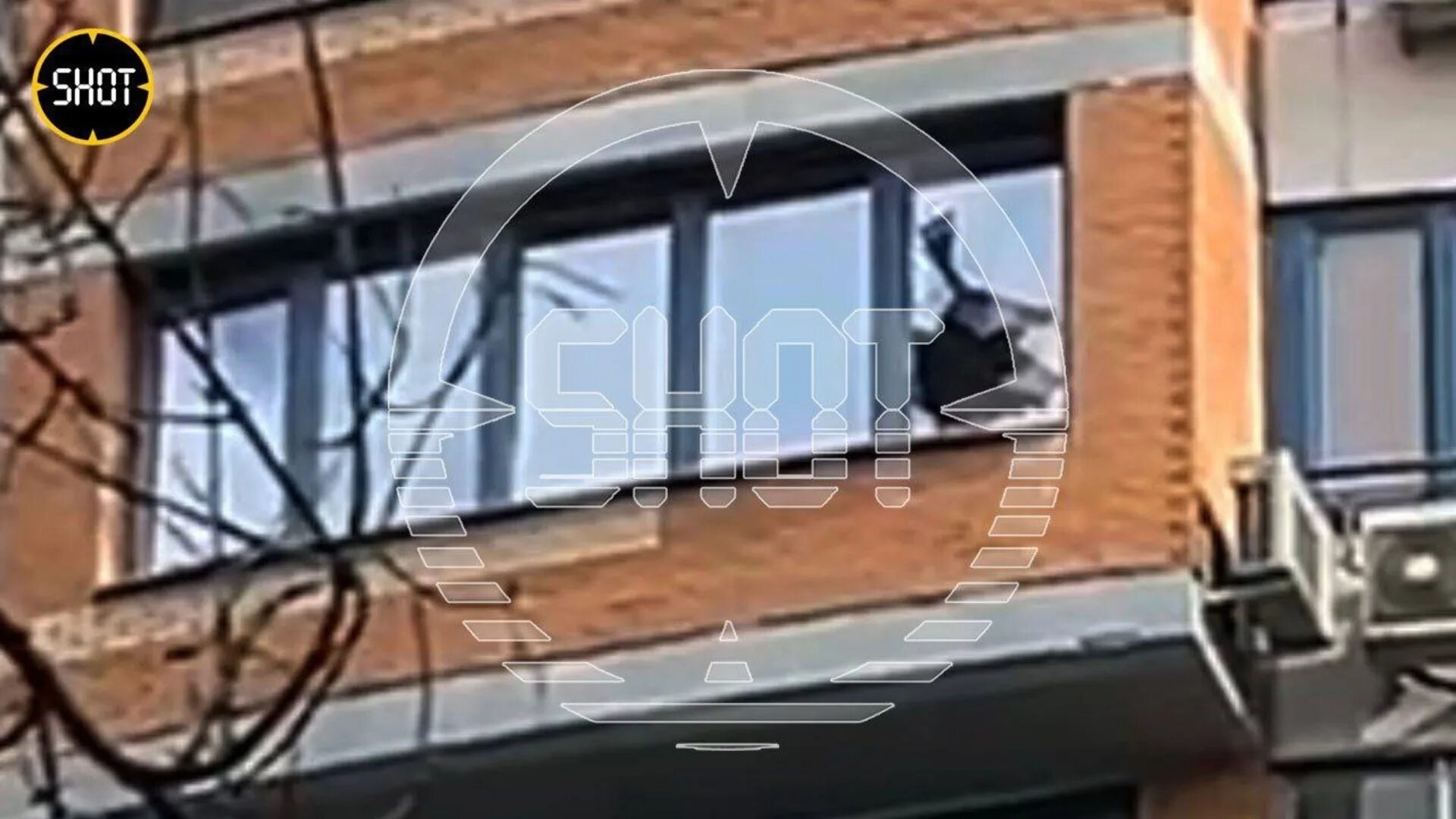 Дрон в санкт петербурге попал в дом. Дом окон. окно в окне. человек у окна.