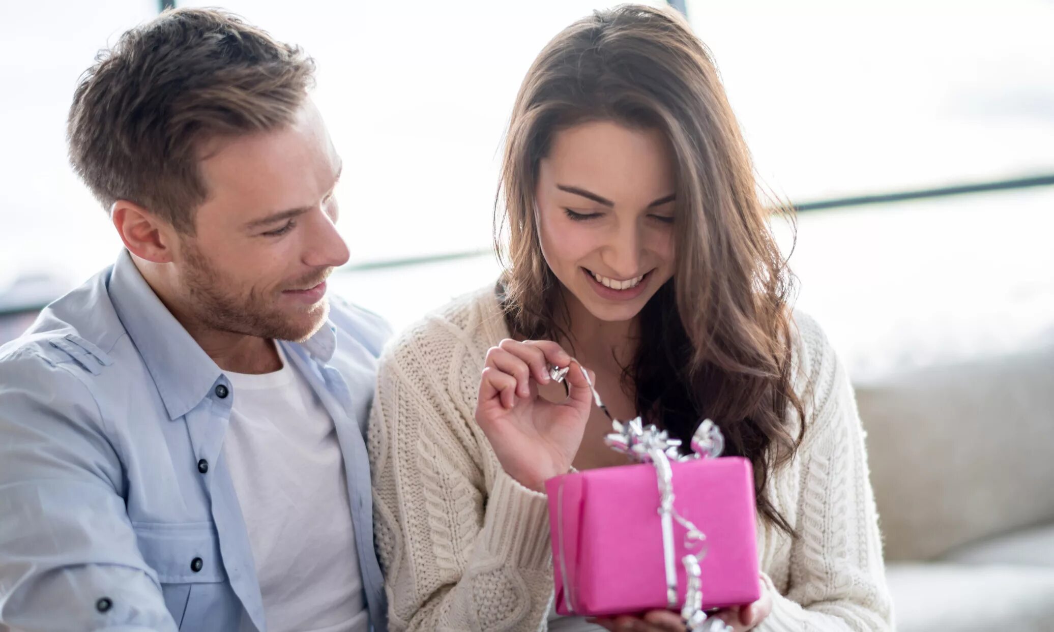 Подарок " мужчине". Boyfriend s day. Пара с подарком. Парень дарит девушке подарок. День святого валентина влюбленные.