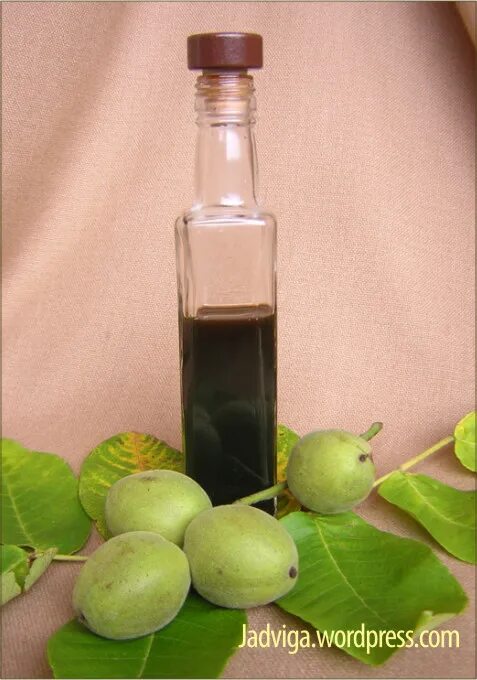 Сок грецкого ореха. Мариславна сок грецкого ореха. Масло грецкого ореха ореховый алнат. Сок грецкого ореха. Черного ореха настойка юглон.